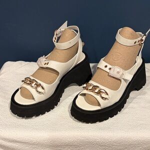 Tinstree size 10  White Platform Sandals with Gold Chain